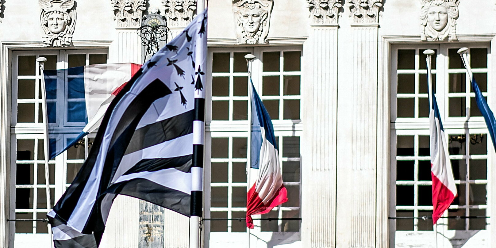 a mayor denounced for a misplaced Breton flag Time News