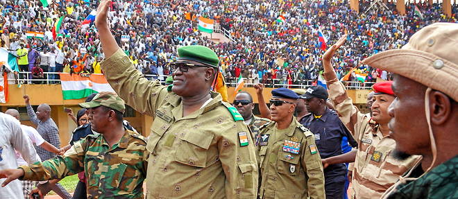 Les militaires putschistes de Niamey n'ont pas hesite a mettre en scene le soutien d'une partie de la population. Ici, au grand stade de la capitale nigerienne avec Mohamed Toumba, un des membres du Conseil national pour la sauvegarde de la patrie, le 6 aout 2023. 