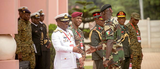 Tout en  disant privilegier la voie diplomatique, la Cedeao fourbit sa strategie avec ses chefs militaires. L'Afrique de l'Ouest retient son souffle. La deflagration aura-t-elle lieu ?
