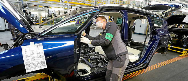 A Renault electric car production line in Douai (North), in February 2021. China's recovery plan, which focuses on the automotive sector, risks widening the gap with Europe on electric vehicles even further .
