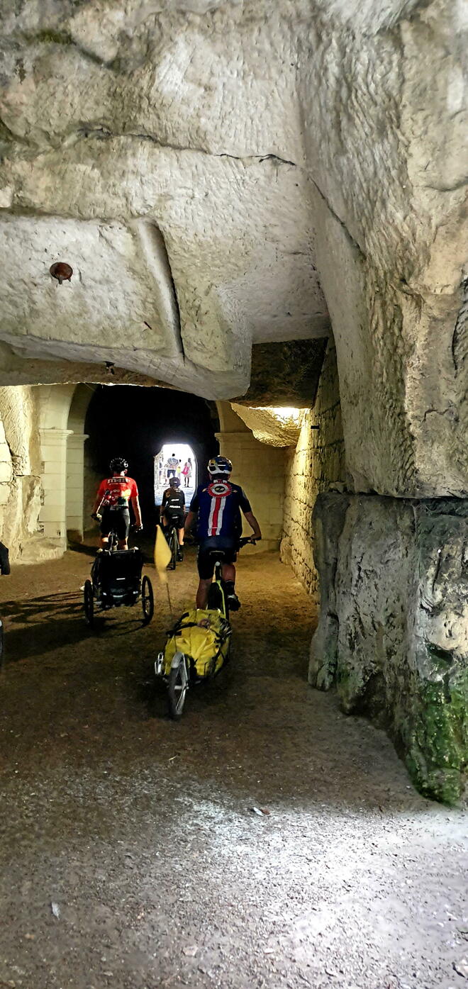 Grégory, Emmanuelle, Clément et Adélie de passage par un chemin troglodyte près de Saumur
 ©  DR