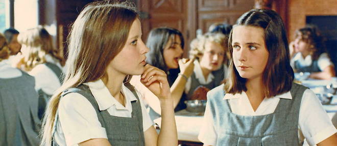Jeunes filles en uniforme dans Une fille cousue de fil blanc, film de Michel Lang sorti en 1977. 