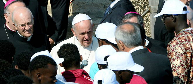 Le pape Francois sur l'ile de Lampedusa le 8 juillet 2013, pour son premier deplacement pontifical. Il y denonce << la mondialisation de l'indifference >>.
