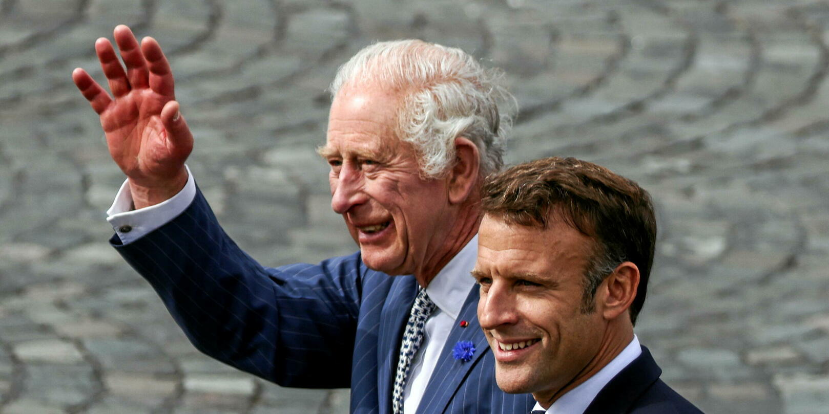 Visite De Charles III : Bain De Foule Sur Les Champs Élysées Pour Le Roi