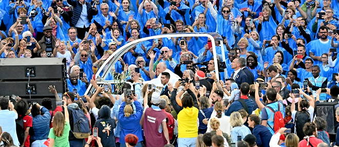 Pope Francis entered the Velodrome in the middle of the afternoon to celebrate a mass. Pope Francis entered the Velodrome in the middle of the afternoon to celebrate a mass.