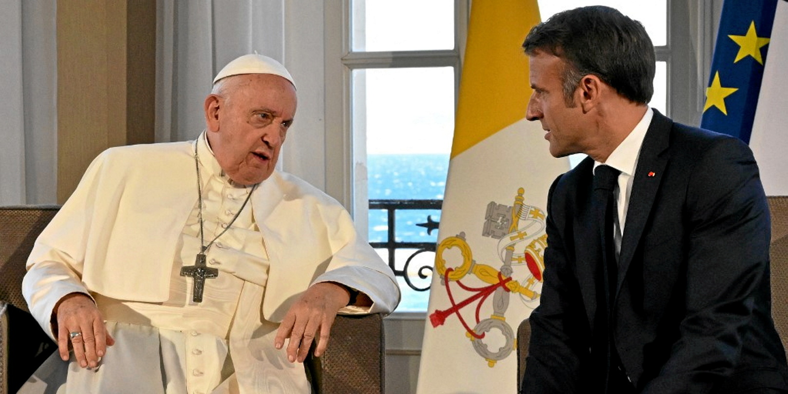 Macron va-t-il dissoudre le Pape ? - Contre Attaque