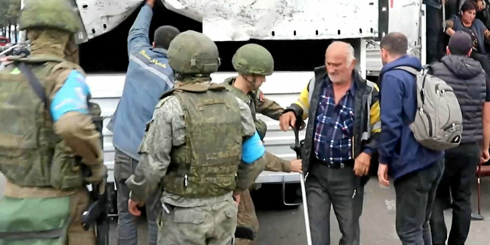 thousands of refugees flock to the Armenian border
