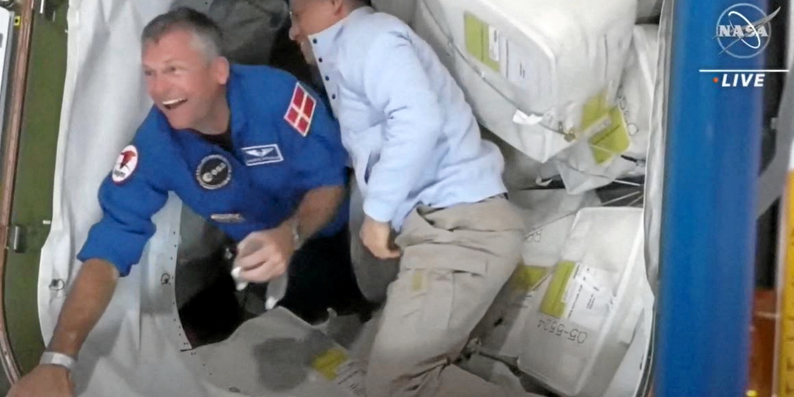 Un astronaute confectionne une mousse au chocolat à bord de l'ISS