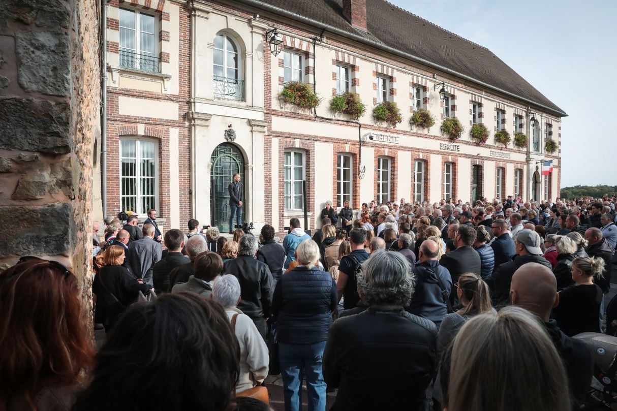 Infanticide dans l'Eure: des centaines de personnes rendent hommage à la fillette
