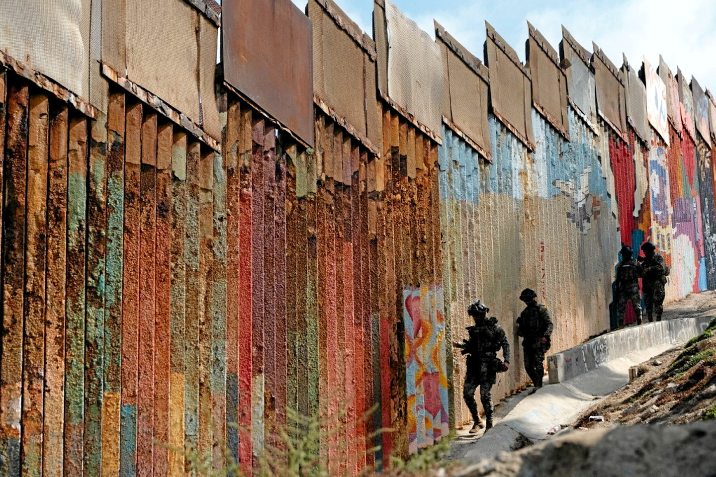 Presionado, Joe Biden reanuda la construcción del muro en la frontera con México