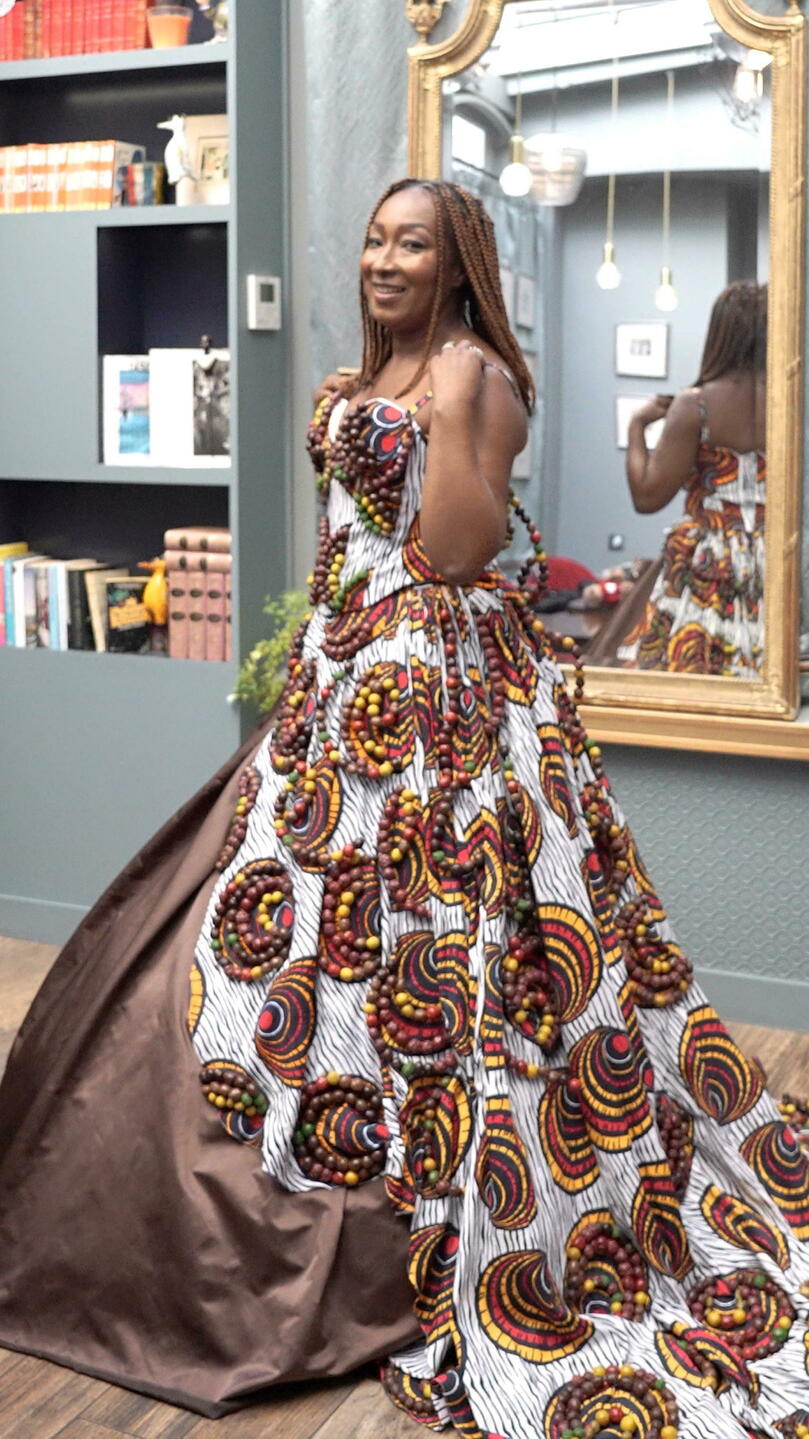 L'actrice Nadège Beausson-Diagne pose dans une robe en chocolat pour le salon du chocolat.
  