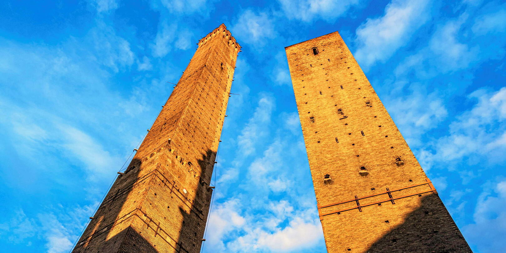 in-bologna-the-disturbing-oscillations-of-the-leaning-tower-timenews