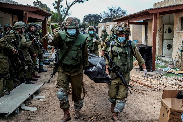 <FIGCAPTION>
<STRONG>Effroi. </STRONG>Les forces israéliennes évacuent les corps de dizaines de personnes massacrées dans le kibboutz de Kfar Aza, le 10 octobre.</FIGCAPTION> ©  Ilia Yefimovich/ZUMA Press/ZUMA-REA/ZUMA-REA