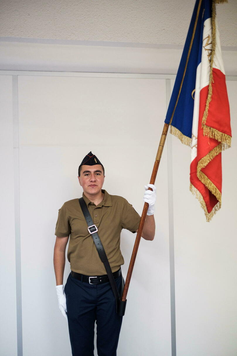Simon jeune porte-drapeau charentais aux cérémonies du 14 juillet