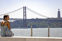 Le pont du 25-Avril, à Lisbonne, enjambe les deux rives du Tage. 
