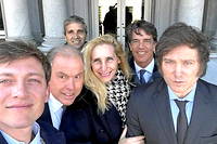 Javier Milei (a droite) et le comite qui l&#039;a accompagne les 28 novembre 2023 aux Etats-Unis, dont l&#039;ancien ministre des Finances Luis Caputo (troisieme a partir de la gauche, a l&#039;arriere).
