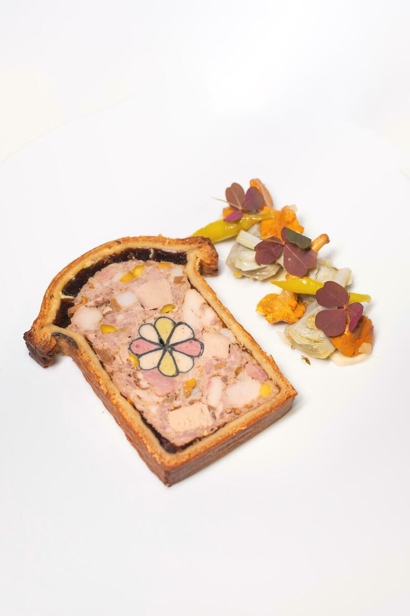 Le pâté en croûte de porc fermier, rosace de canard et poulet, réalisé par Frédéric Le Guen-Geffroy.
 ©  Ka Wa Chan