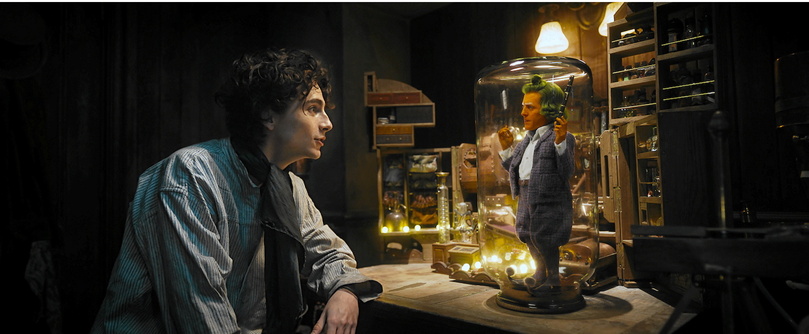 Le magicien Willy (Timothée Chalamet) face à un Oompa-Loompa (Hugh Grant).
 ©  Courtesy of Warner Bros. Pictures / Courtesy of Warner Bros. Pictures