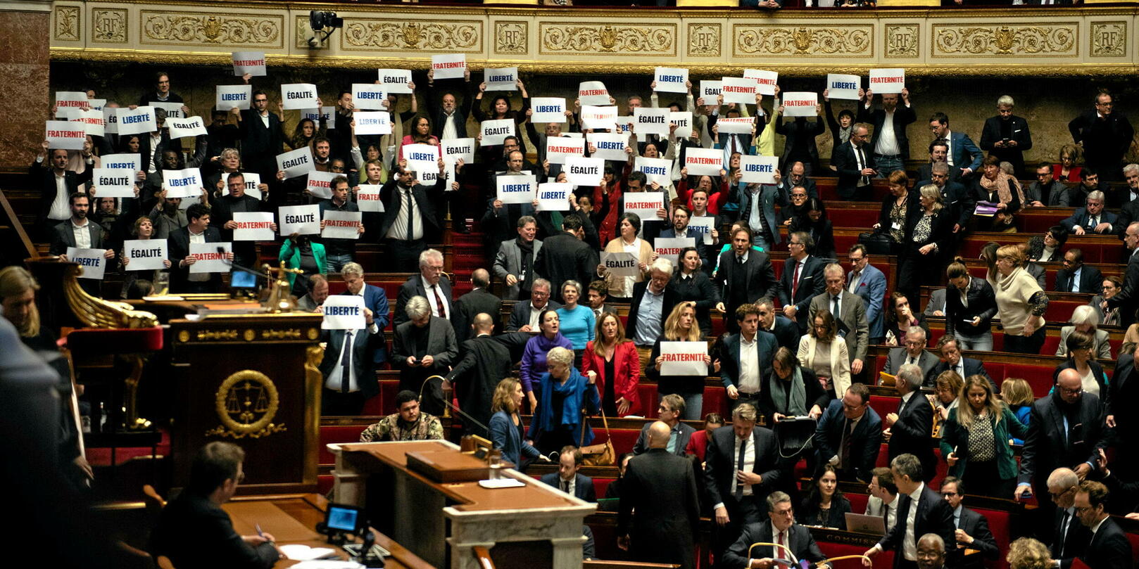 Loi Immigration : La Gauche à L’épreuve De Ses Contradictions