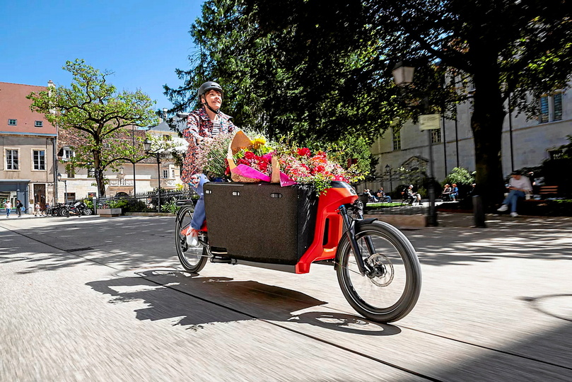 Douze Cycles, auteur du vélo cargo, peut compter sur Toyota qui a « créé des espaces dédiés » dans les concessions pour le vélo, commercialisé sous la double marque, et formé les équipes commerciales... et techniques.
 ©  Toyota