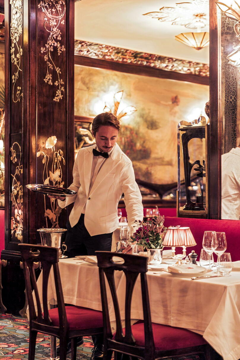 Service en salle chez Maxim's, repris par Paris Society
 ©  RICARD ROMAIN