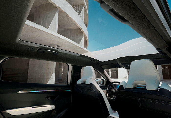 <FIGCAPTION>Les passagers arrière profitent d’un espace pour les jambes digne d’une limousine ainsi que d’un toit panoramique à l’opacité réglable.</FIGCAPTION>  