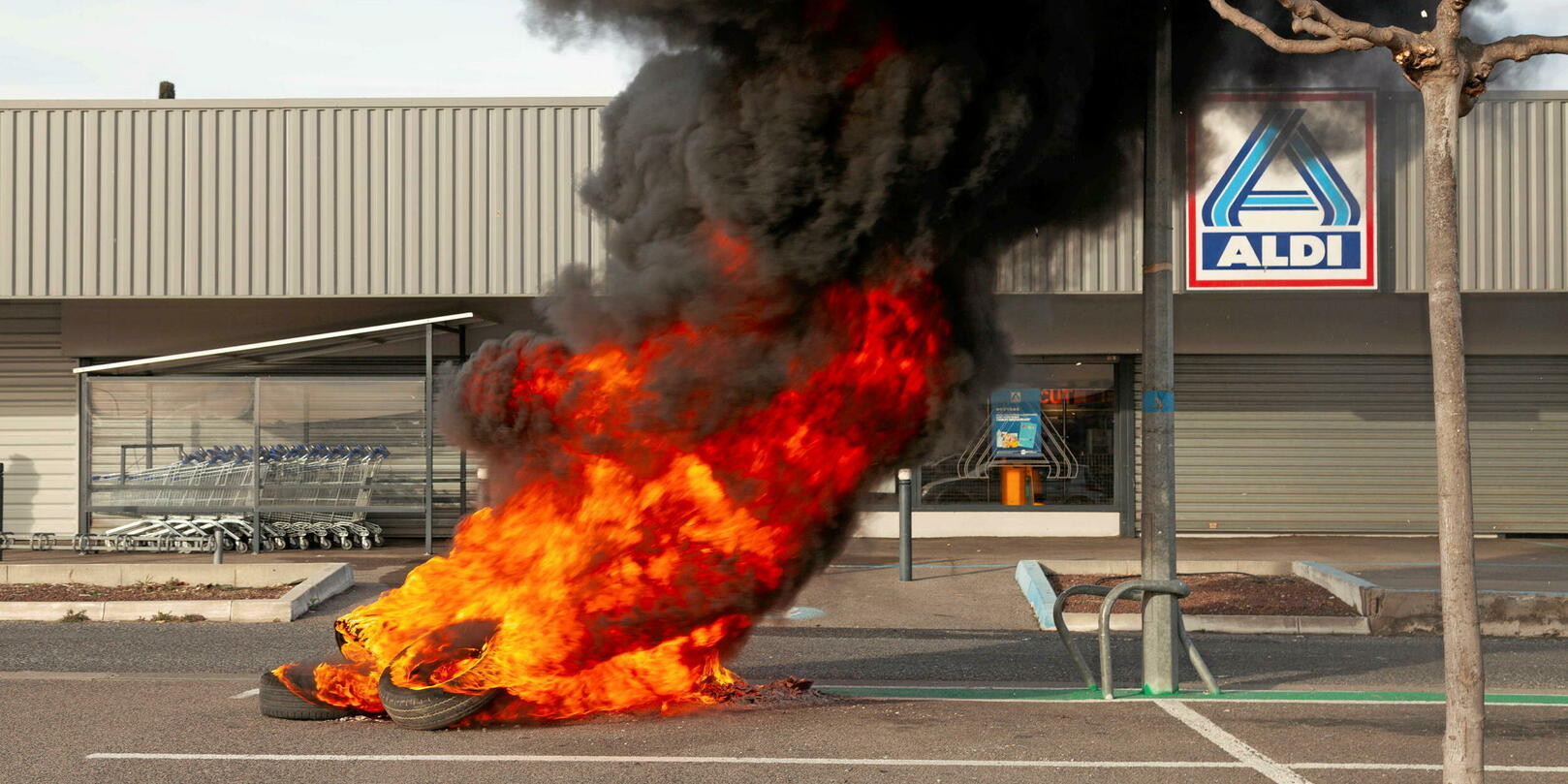 Colère des agriculteurs : les images de la Mutualité sociale agricole de Narbonne incendiée