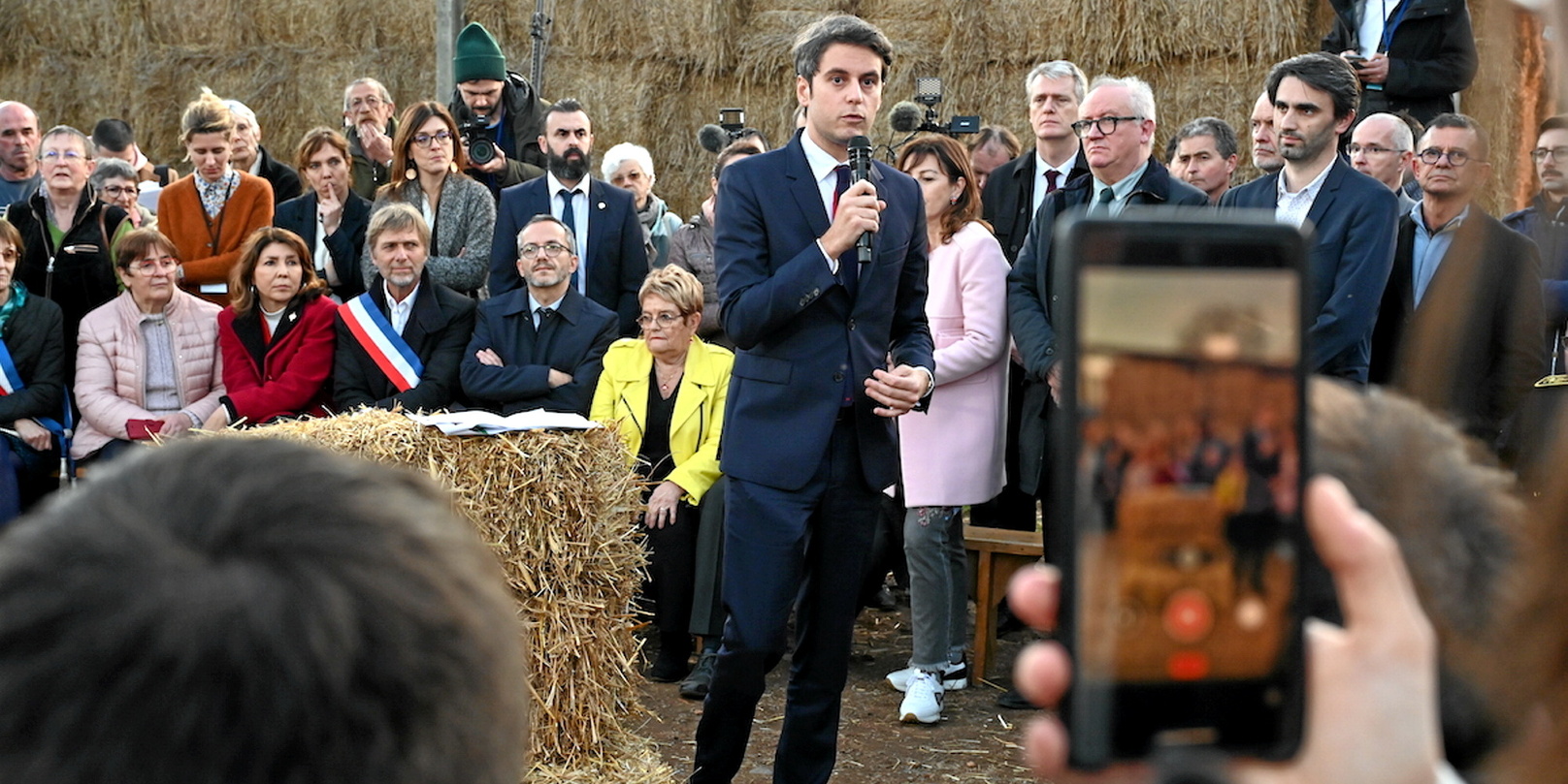 Bottes de paille, saucisson et vin