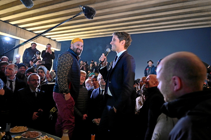 Bottes de paille, saucisson et vin