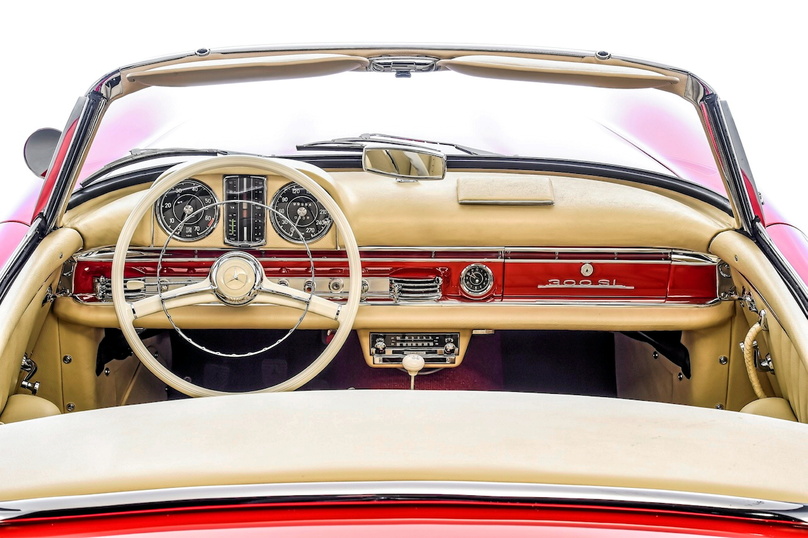 Le tableau de bord caractéristique du 300 SL et les couleurs de l'époque participent au charme de cet exemplaire
 ©  Mercedes-Benz AG -