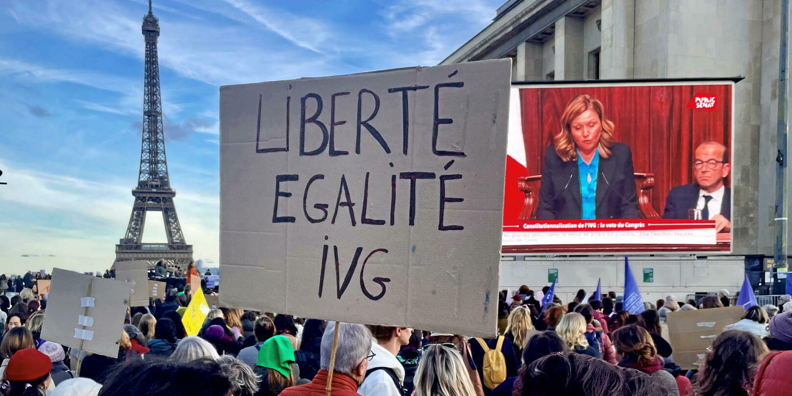 IVG dans la Constitution : au Trocadéro, « c’est un jour de fête »