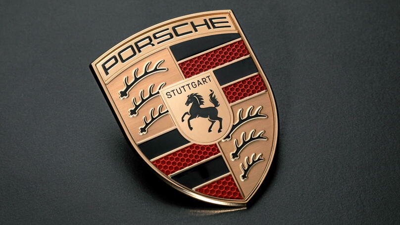 L'insigne Porsche porte aussi un cheval cabré, une jument en l'occurence, qui est aussi l'emblème de la ville de Stuttgart.
 ©  Porsche
