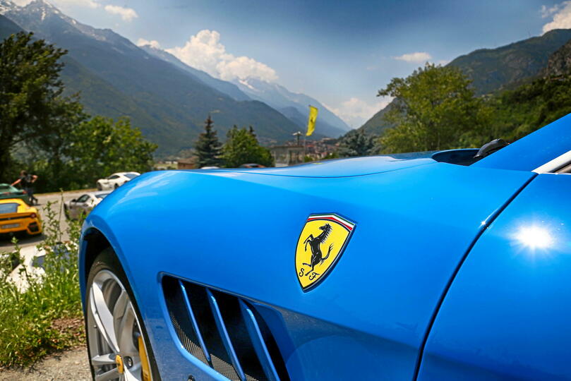 Depuis 1947, toutes les Ferrari portent fièrement l'insigne frappé du "cheval cabré".
 ©  Ferrari