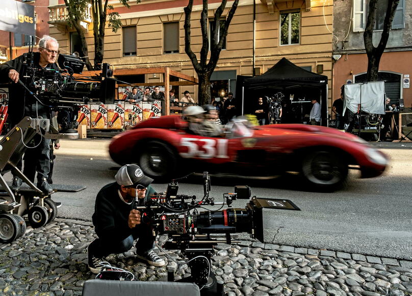 Le réalisateur Michel Mann sur le tournage de <em>Ferrari</em>, disponible sur Amazon Prime. 
 ©  Eros Hoagland