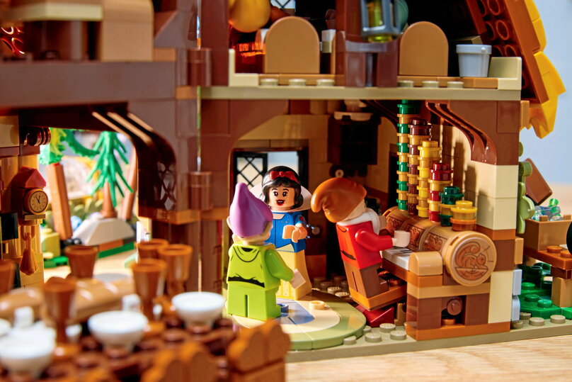 L'intérieur de la chaumière regorge de détails.
 ©  LEGO