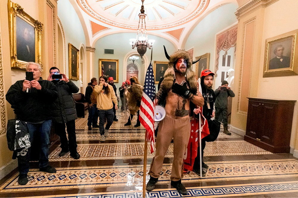 <FIGCAPTION>
<STRONG>Insurgés. </STRONG>L’intrusion d’extrémistes pro-Trump dans le Capitole (Washington), le 6 janvier 2021, a fait vaciller la démocratie américaine.</FIGCAPTION> ©  Manuel Balce Ceneta/AP/SIPA