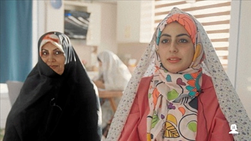Malgré l'enseignement religieux très strict qu'elle a reçu depuis son plus jeune âge, Mariam (à droite), 22 ans,  n'en reste pas moins très connectée au reste du monde.
©  France 5