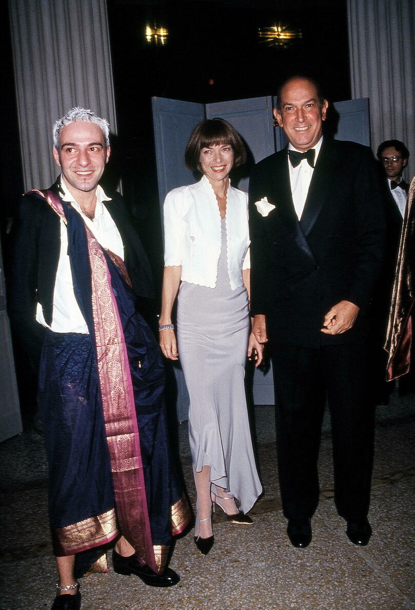 John Galliano avec Anna Wintour et Oscar de la Renta au Metropolitan Museum of Art, dans les années 1990.
©  Rose Hartman / Hulton Archive / Getty Images