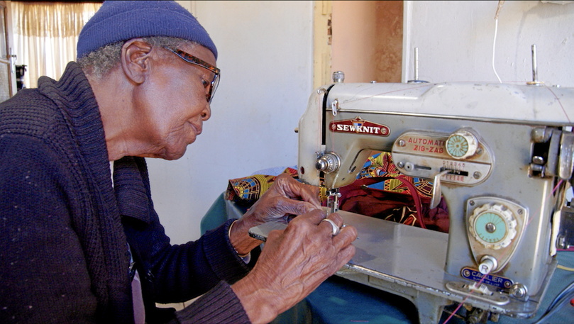 A 81 ans, Susan Mohlala travaille toujours comme couturière. Elle n'a manqué aucune élection depuis 1994.
©  Joséphine Kloeckner