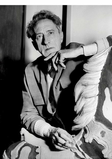 <FIGCAPTION>Jean Cocteau portant ses deux bagues Trinity à l’auriculaire.</FIGCAPTION>  