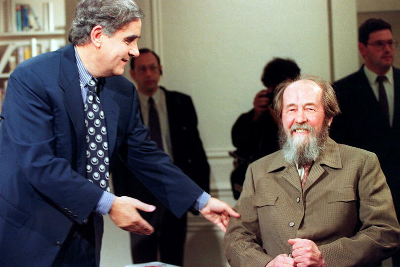 Bernard Pivot s'entretient le 17 septembre 1993 à Paris avec l'écrivain russe Alexandre Soljenitsyne, sur le plateau de son émission « Bouillon de culture ».
©  JOEL ROBINE / AFP