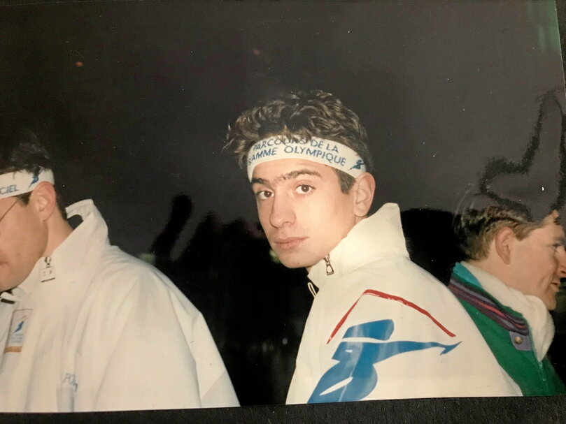K-Way blanc, bandana blanc... Le look verstimentaire d'un porteur de flamme olympique à Paris, le 14 décembre 1991.
©  DR