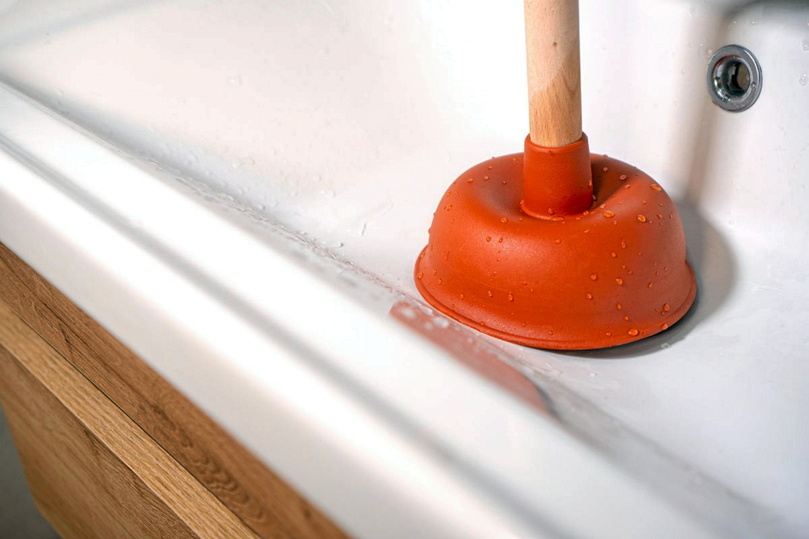 Conseils et astuces pour déboucher une baignoire, un lavabo et des toilettes