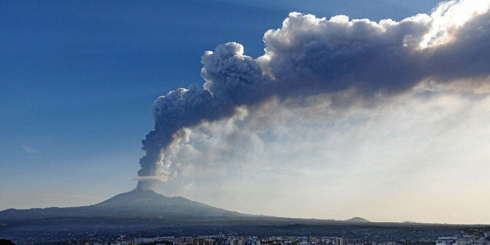 Un’imponente “fontana di lava” che evoca il vulcano Etna