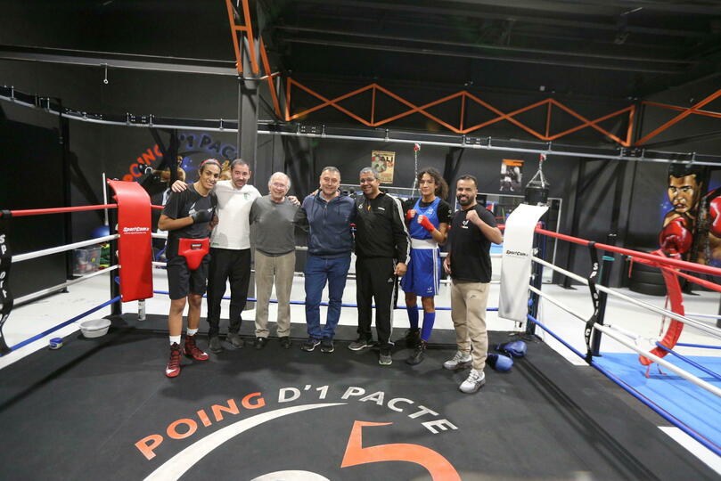 The boxers and their staff before the fight with (from left to right) Imane Khelif, Nasser Yefsah, Georges Cazorla, Philippe Passelergue, Karim Aiouaz, Maëlys Richol and her trainer. © LAPEYRADE JP / JP LAPEYRADE/PHOTO PQR/MAXPPP