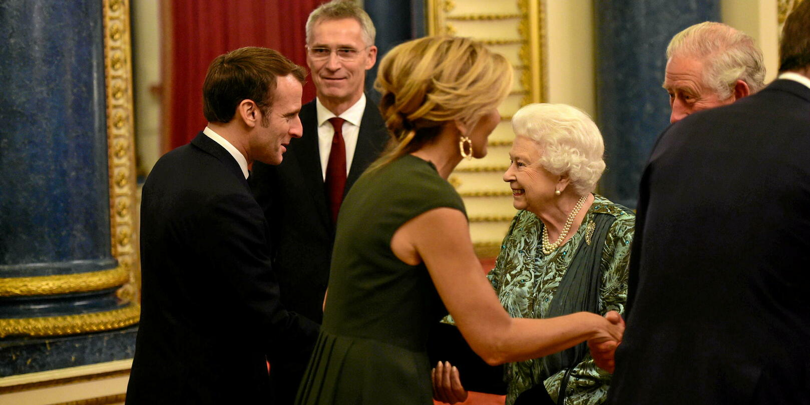 Elizabeth II sans pitié pour Emmanuel Macron