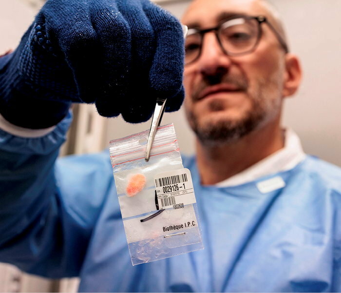 <figcaption>À l'Institut Paoli-Calmettes de Marseille (Bouches-du-Rhône), Didier Bechlian manipule un sachet contenant un morceau de tumeur : « Nous stockons 400 000 échantillons de ce type. »</figcaption>
 ©  Olivier Hertel