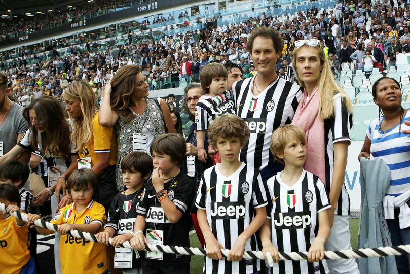 <b id="docs-internal-guid-d8b6b949-7fff-8906-e722-b81f59ef4959">Team. </b>Surrounded by his wife and their children, wearing a Juventus shirt (2014).  © LaPresse/Daniele Montigiani