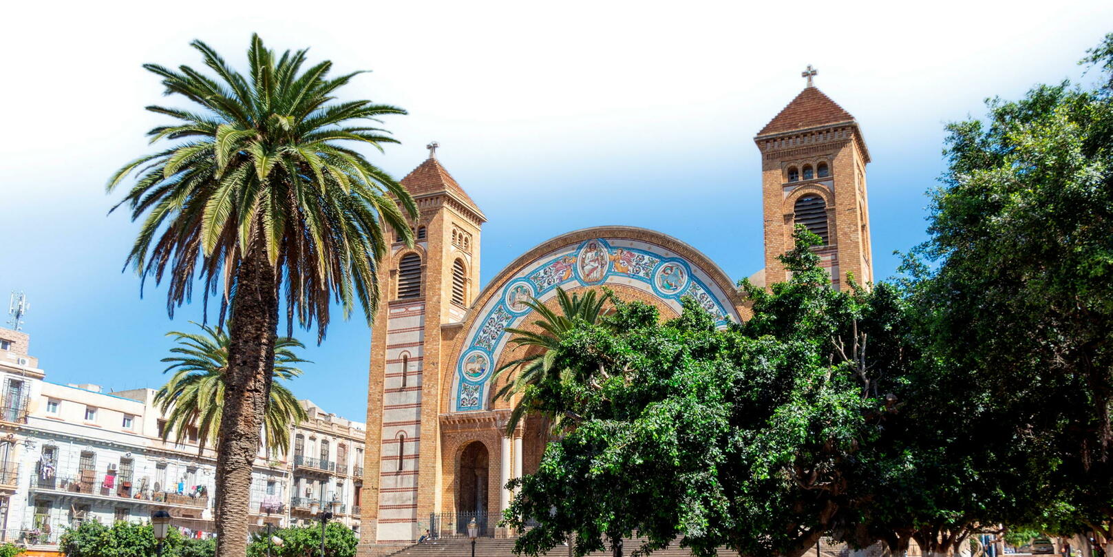 Avec Kamel Daoud dans la cathédrale d'Oran, devenue bibliothèque