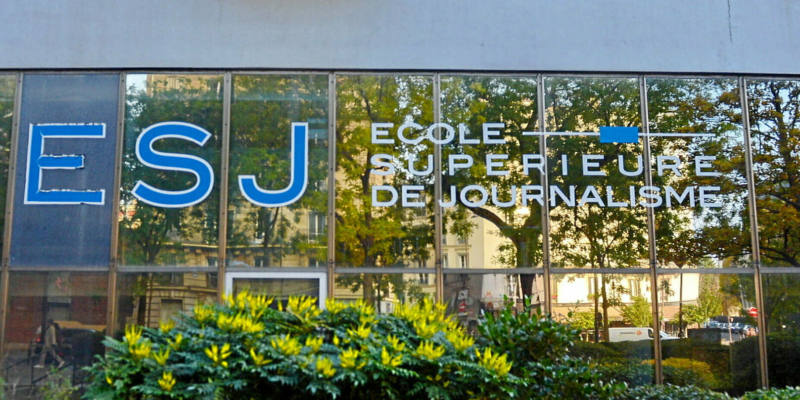 Photo ESJ Paris: aprs le rachat, le rude nettoyage d?une pave